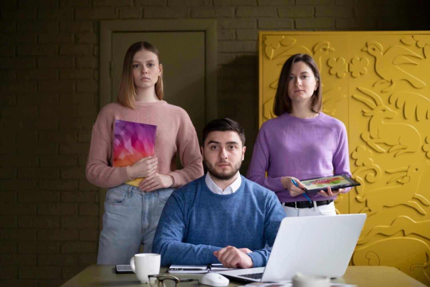 Sesión de trabajo colaborativo entre emprendedores analizando documentos financieros