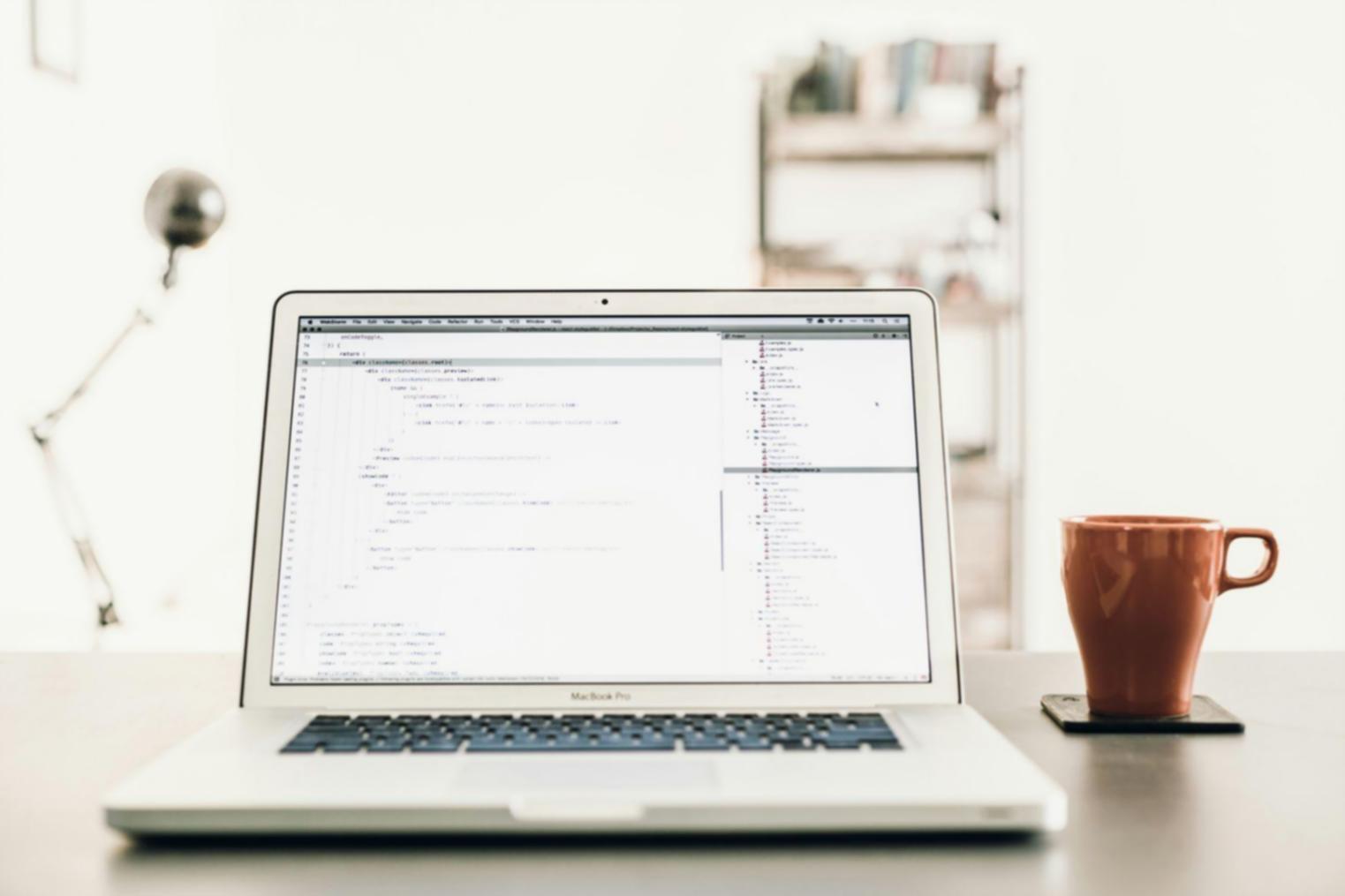 Emprendedores trabajando en planificación financiera para startup