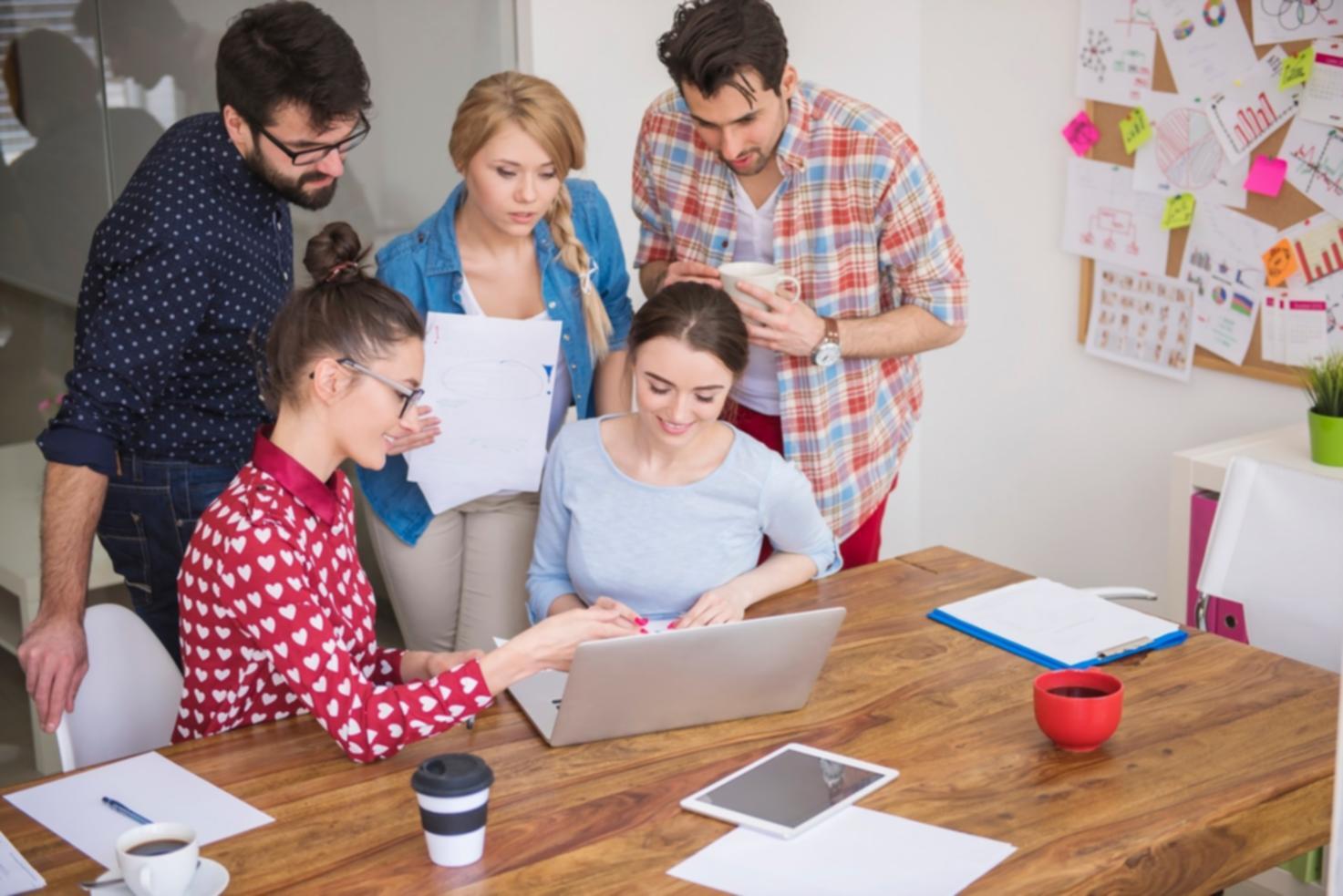 Estudiantes trabajando con modelos financieros en tablets